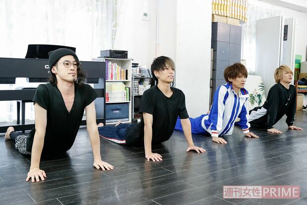 ヨガのアップドッグのポーズ。Thinking Dogsによるリアルアップドッグ！