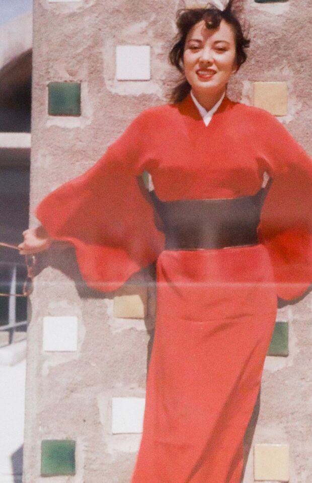 夫がデザインした赤い着物を着る山口。36歳で離婚した