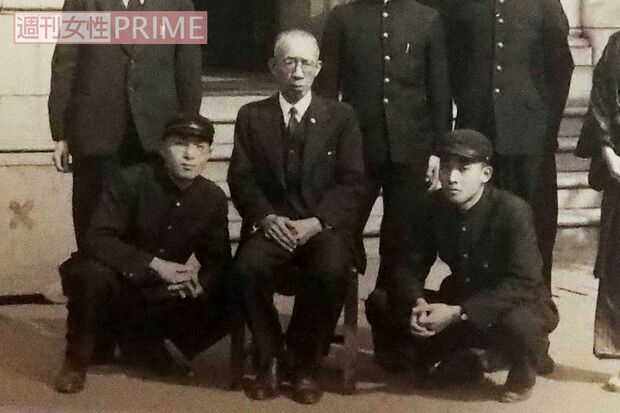 慶應大学哲学科の教授らと校舎前で写した1枚。右端が岩井さん