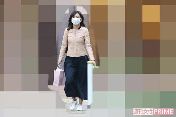 二宮の自宅を出入りする伊藤綾子