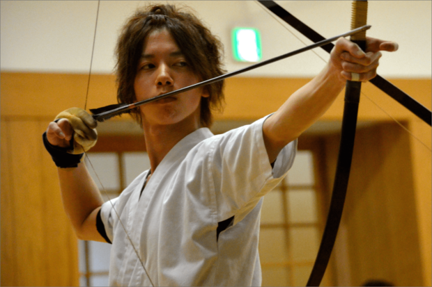 秋田大学の弓道部に在籍したころ。弓を引くことに集中することが、ストレスを忘れる方法だと語る