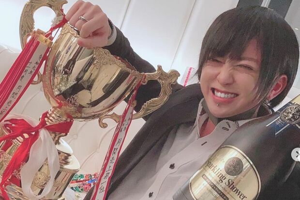 入店最速で月間売り上げナンバーワンとなり、シャンパンを抱えて喜ぶ大橋卓馬容疑者（本人SNSより）