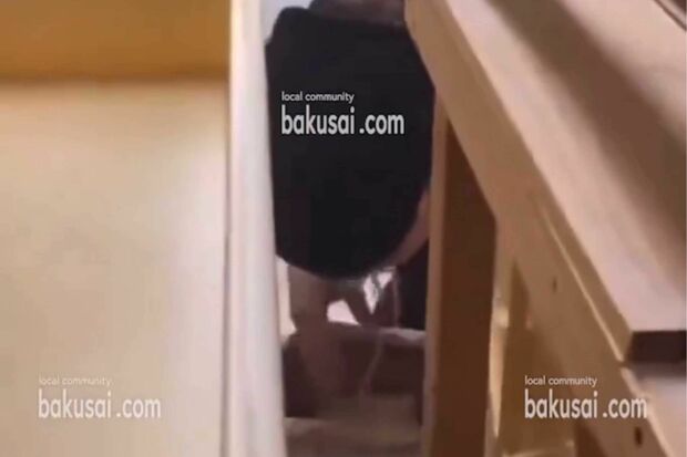 ネットで拡散されているバイトテロ動画。新潟県にある『荒川らーめん魂あしら』のバックヤードと思しき場所で従業員と思われる男性が、茹でる前の麺を素手でパクパクと口に（『爆サイ.com』の公式Xより https://x.com/bakusai_com/status/1850759396655329745）