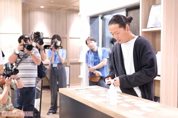 受付も自ら行うキャンドル・ジュン氏