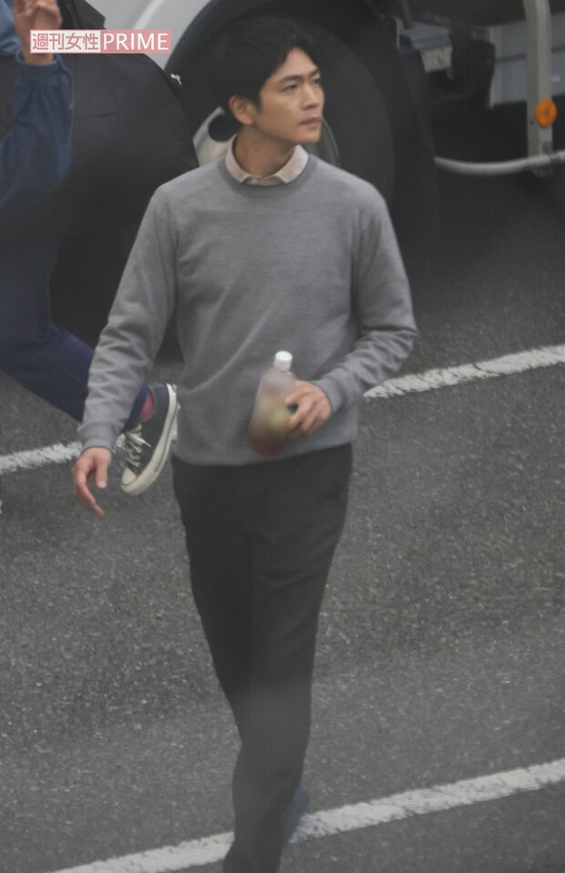 10月中旬、『いちばんすきな花』のロケでの松下洸平。早朝からの撮影をテキパキとこなしていた