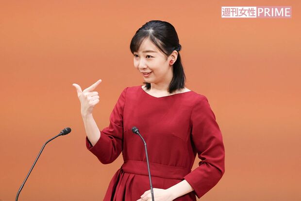 『大変、とても 』の手話。親指と人さし指を立てて真横あ右手を、右方向へと引く（『全国高校生手話パフォーマンス甲子園』で手話を披露された佳子さま）