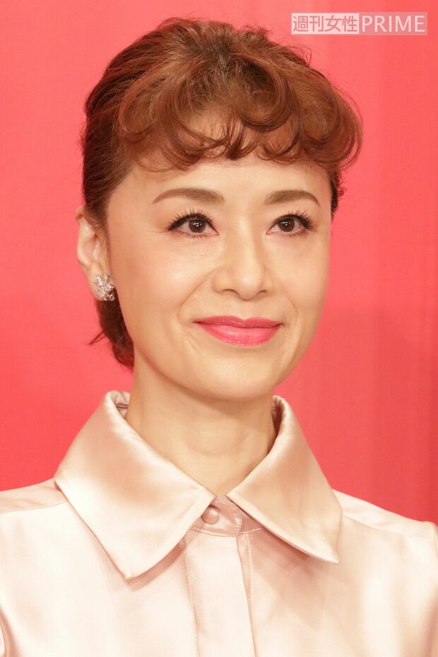 『虹を織る』では春風かおるという芸名のジェンヌ役で出演した大地真央