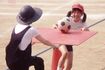運動会の親子競技でハードルを越える神田沙也加さん（当時11歳）と松田聖子（1997年10月）