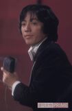 若かりしころのジュリーと志村さんは長髪にタレ目という風貌で、当時「似ている」と巷では言われていた。それを生かした