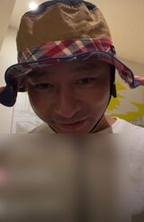 インスタライブで花柄の帽子を紹介するいしだ壱成（'22年5月15日）