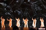 26年の集大成となるステージ『LIVE TOUR V6 groove』にて、白の衣装でステージに立つ6人