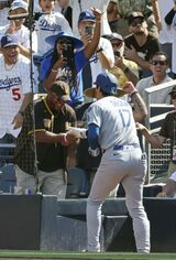 2025年8月25日、ヤジを飛ばしていたパドレスファンの男性とハイタッチする大谷翔平／共同通信