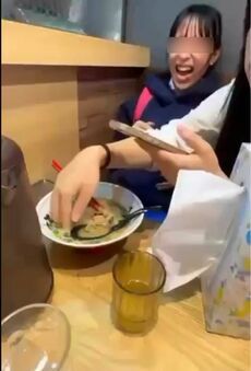 『くら寿司』で迷惑行為を行った女性(右)が素手でラーメンを触る様子