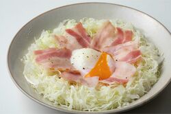 包丁を使わず立派な一品に。時短料理に役立つ袋入りせん切りキャベツだが……