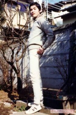 学生時代のマキさん。自宅の庭で