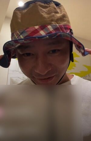 インスタライブで花柄の帽子を紹介するいしだ壱成（'22年5月15日）