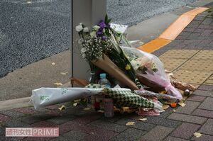 事件現場には大林さんへの献花が絶えなかった（事件当時に撮影）