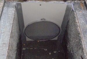 給食センターでは事件後、排水溝に目の細かい複数の網(丸い部分など)を設置した(給食センター提供)