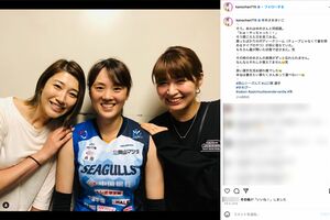 ロンドン五輪メンバーの狩野舞子（左）、木村沙織（右）とともに写る山口舞（中央）（狩野のインスタグラムより）
