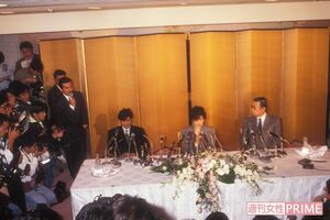 平成元年の7月11日、中森明菜（当時23歳）が近藤真彦（当時24歳）の自宅で自殺未遂。その年の大晦日に“金屏風会見”を開いた