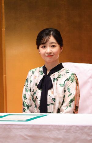 2026年5月9日、第35回森と花の祭典「みどりの感謝祭」にカメリアプリントのワンピースで出席された佳子さま