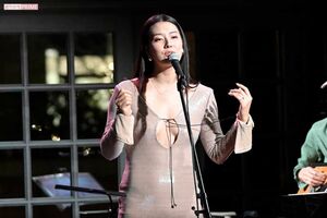 アメリカの大学で演劇を学んでいたため、歌の表現力に定評があるすみれ