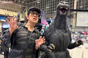 痛風発症から約1か月、古坂さんがプロデュースしているピコ太郎が「東京コミコン」に出演した後、会場内でゴジラと撮影した一枚　写真提供／古坂大魔王さん