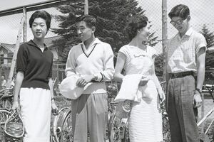 結婚から5か月後、軽井沢で両陛下と一緒の貴子さん（左）。右は島津久永さん（'60年8月）