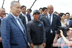 森喜朗氏らの現地視察を出迎える大原選手（中央）＝2017年6月