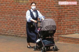 『オール学習院の集い』で日本のベビー用品メーカー『アップリカ』のベビーカーを押す守谷絢子さん。昨年9月に次男が誕生したばかり