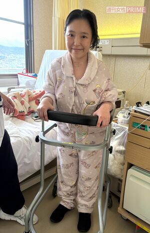 歩行器を使ってリハビリを始めたころ。「初めは自分で座ることもできない状態。本人は見た目の変化もショックだったみたいです」(爛々・萌々さん)