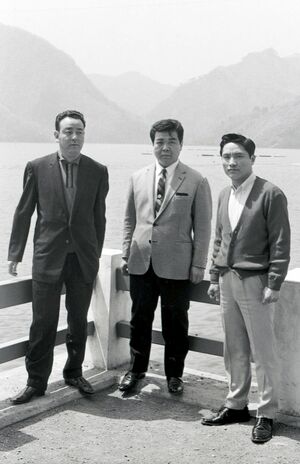 三波伸介（中央）