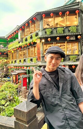 台湾の有名観光スポット『九フン（人偏に分）』で記念撮影する松田悟志