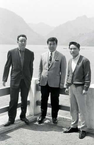 三波伸介（中央）