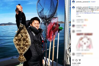 山本由伸の趣味は釣りで、ヒラメを釣り上げて満面の笑み（山本由伸のインスタグラムより）