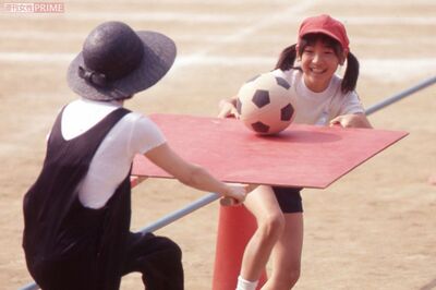 運動会の親子競技でハードルを越える神田沙也加（当時11歳）と松田聖子（1997年10月）