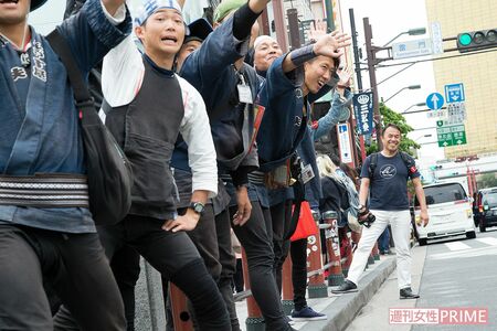 雷門前で野村さん一家を迎える『えびす屋浅草』と大住　撮影／伊藤和幸