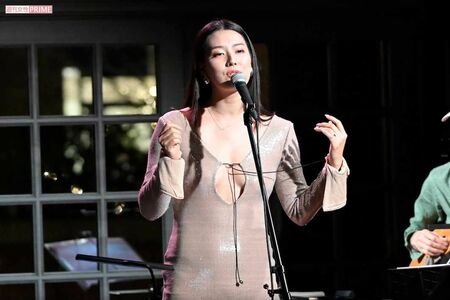 アメリカの大学で演劇を学んでいたため、歌の表現力に定評があるすみれ