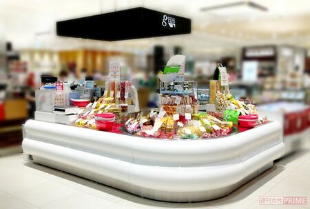 現在のGramの売り場。棚置きのお菓子の脇に、小さな回転台が