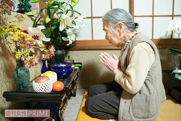 仏壇に手を合わせる宮沢みきおさんの母・節子さん