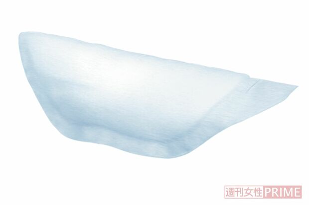 いつものナプキンに手のひらサイズの「シンクロフィット」をプラスすることで、吸収力をプラス。使用後はトイレに流せて便利。『ソフィ シンクロフィット』12ピース　328円※／ユニ・チャーム（株） ※税込み価格を表示。編集部調べ。