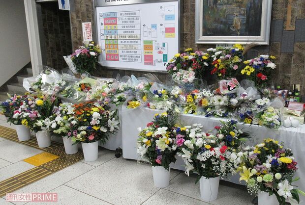 清野裕彰警部補の献花台にはたくさんの花束のほかに野球ボールなども手向けられている