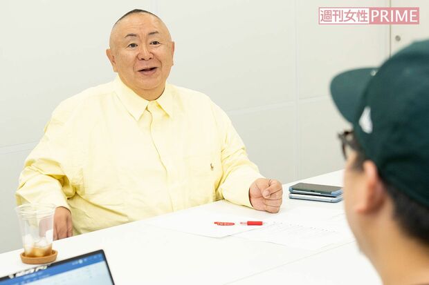 澤井直人と対談する松村邦洋（撮影：山田智絵）