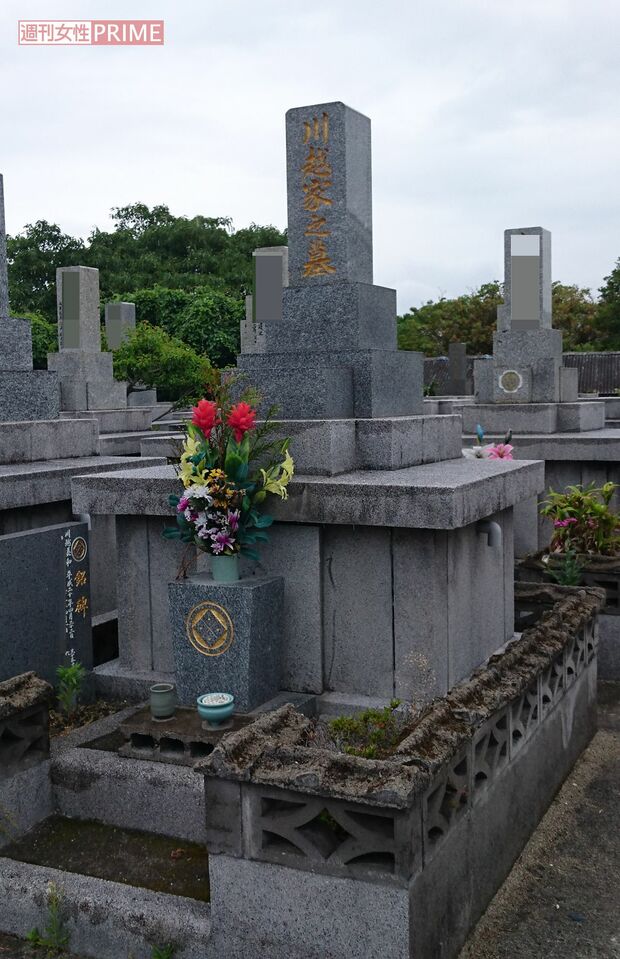 実家近くに建てられたお墓にはお供えの花が