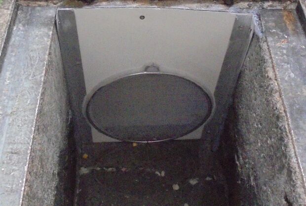 給食センターでは事件後、排水溝に目の細かい複数の網（丸い部分など）を設置した（給食センター提供）