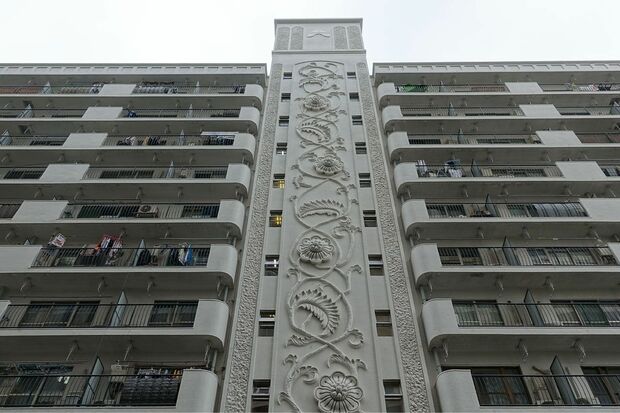 1973年に竣工した『ジャンボール第二築地』。外壁のモルタルで描かれた模様が特徴（hacoさん提供）