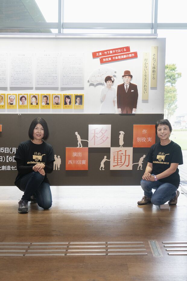 市民サポーターの佐橋さん（左)と月川さん（右）。作品ごとに作成する看板の前で