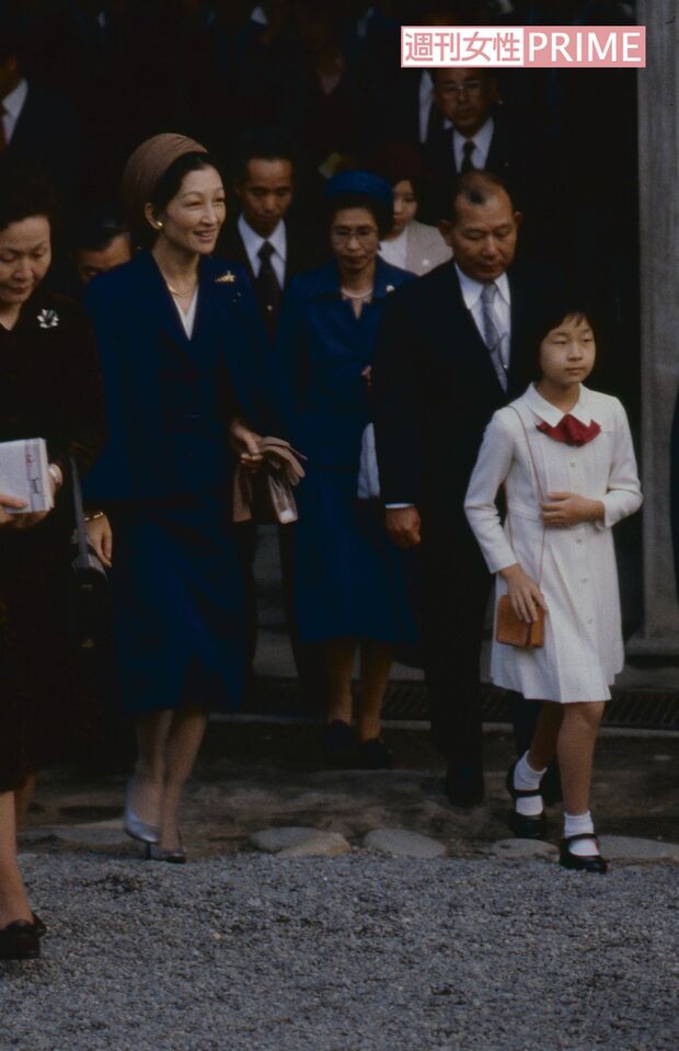 '79年11月、愛知県犬山市を母娘で訪問された美智子さまと黒田清子さん。宇野藤雄さんとの面会が実現した