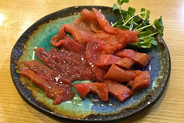 下北半島＆津軽海峡が育む豊富な食材を侮るなかれ。進化する大間フードを味わいつくすべし!　『食事処いそ舟』では、写真のキンコナマコ（時価）や美味＆珍味が味わえる