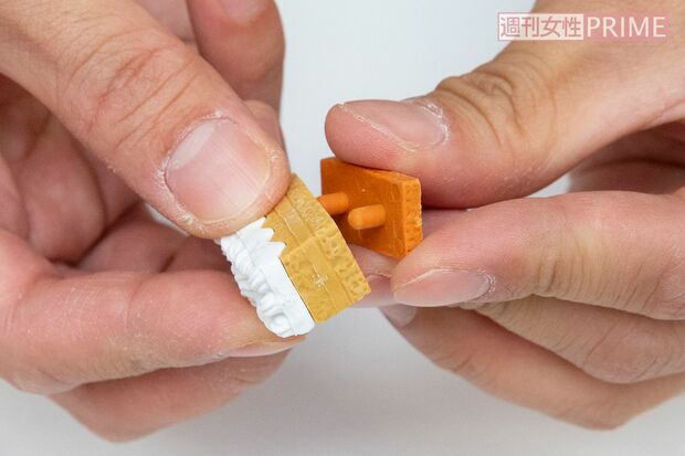 (6)できあがった各パーツを手作業で組み立てる